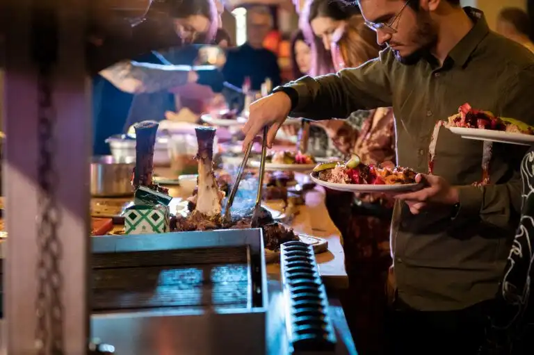 Bucătar folosind flacără pentru a carameliza carnea la FOOM