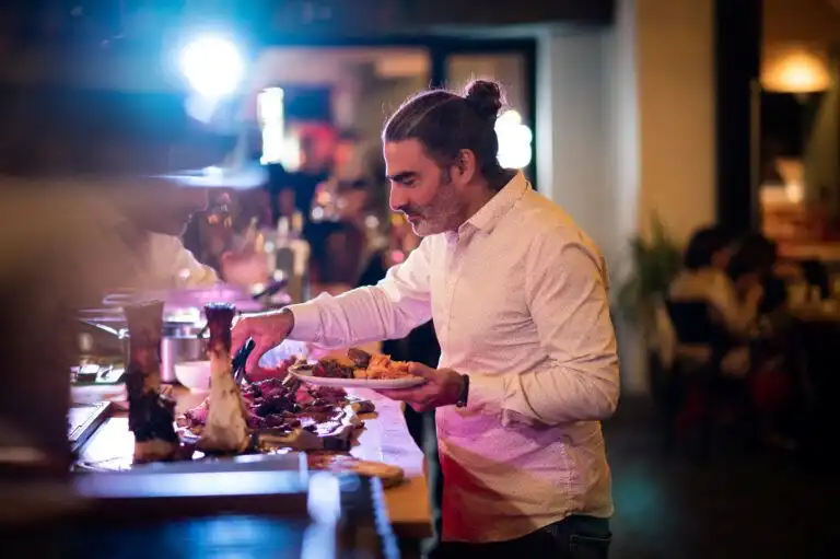 Grilă incinsă cu bucăți de carne premium gătite lent