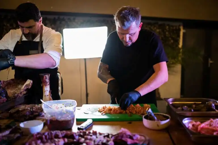 Invitați savurând preparate FOOM într‑un ambient relaxat